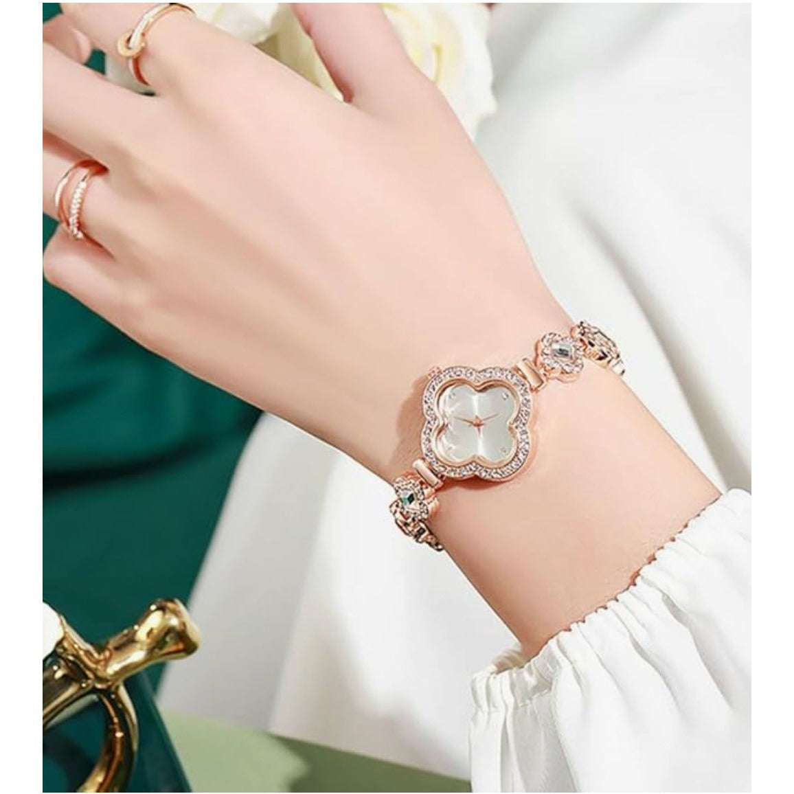 Luxury Rose Gold Crystal Bracelet Watch For Women Clover Dial 28mm Diameter 200mm Band